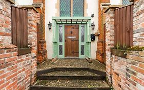Host & Stay - The Nave